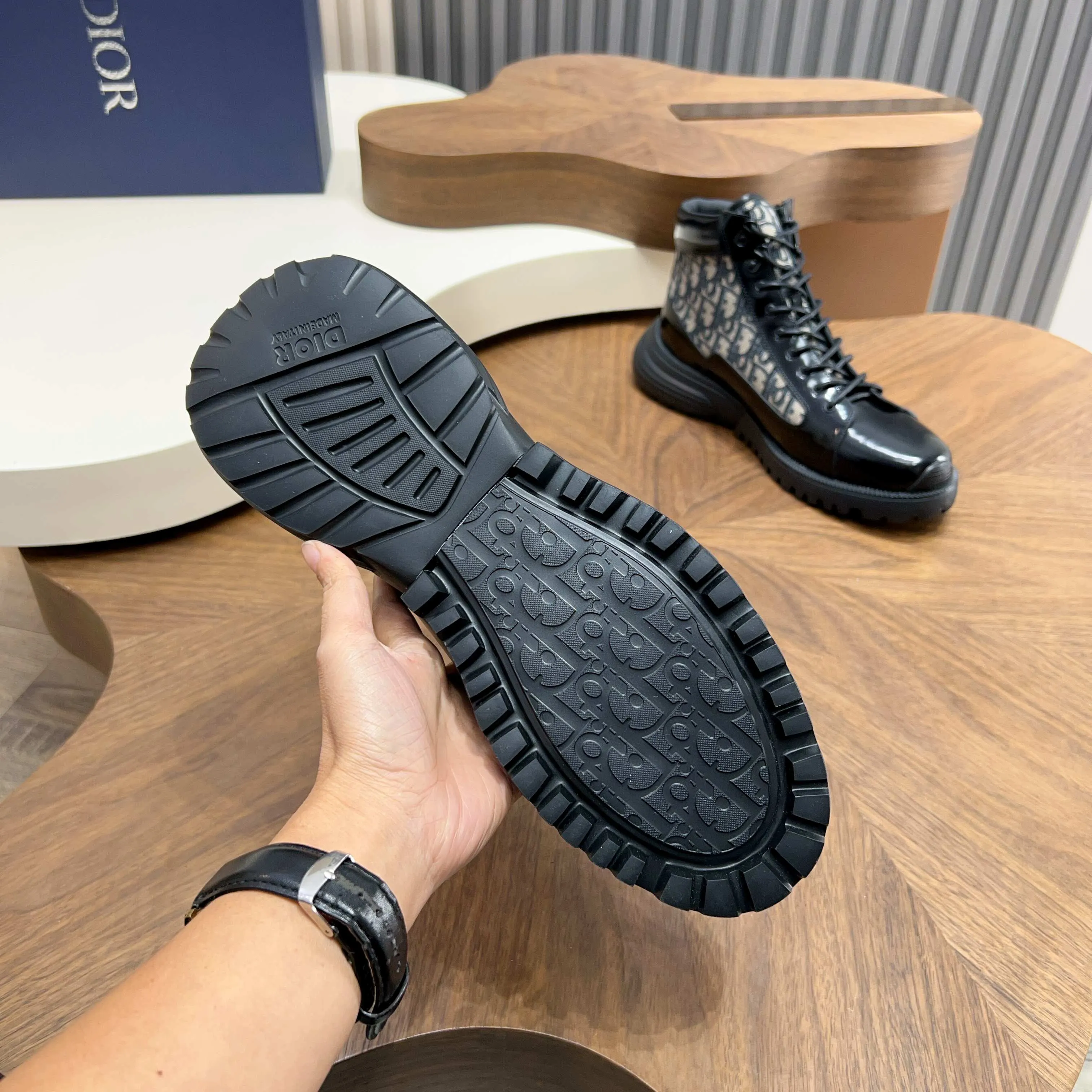 💰860 Dio* - Dior's autumn and winter luxury men's mid-top short boots, purely handmade, both inside and outside are imported first-layer cowhide, high-end quality and exquisite craftsmanship. Original TPU combination outsole. Wear a noble gentleman's taste. The best last type has been carefully debugged. 100% comfort. Size: 38-44 (38-45 can be customized)